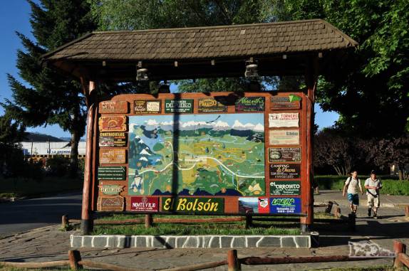 Na Plaza Pagano, o mapa turístico de El Bolsón, na Argentina